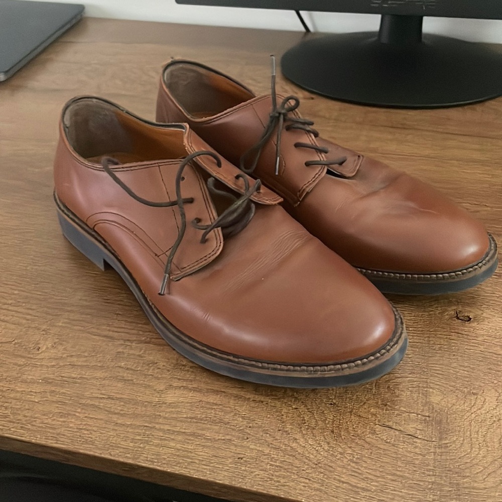 Men’s brown dress shoes